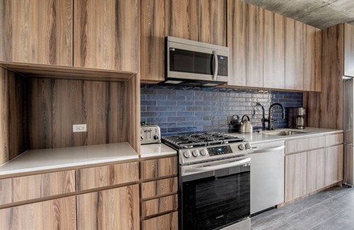 Near West Side Apartment | Divine West Loop 1BR w/Gym & Rooftop, nr Union Park, by Blueground