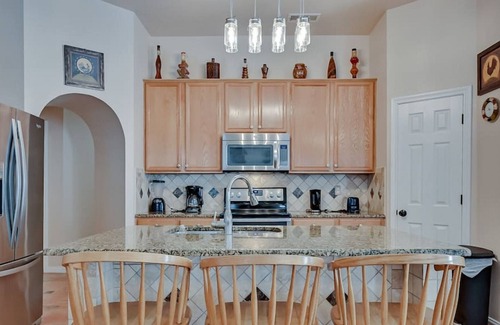 Southeast Arlington House | DIVING POOL & HOT TUB for your family w/Full Setup