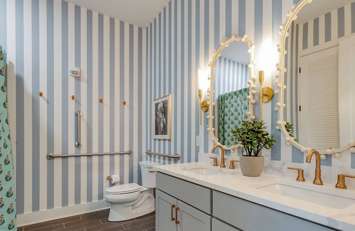 Historic Edgefield House | Dixie Deluxe - Rooftop Balcony - Mins to Broadway!