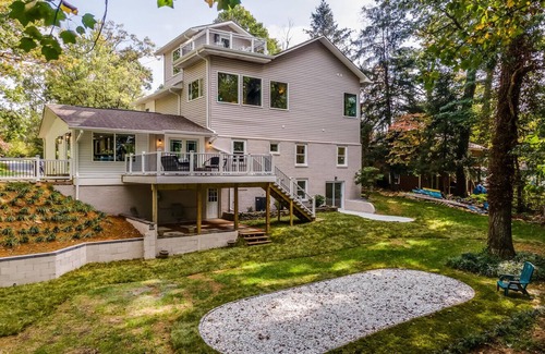 Gaithersburg House | DMV 6BR Luxury Lake House with Firepit, Game Room