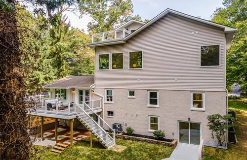 Gaithersburg House | DMV 6BR Luxury Lake House with Firepit, Game Room