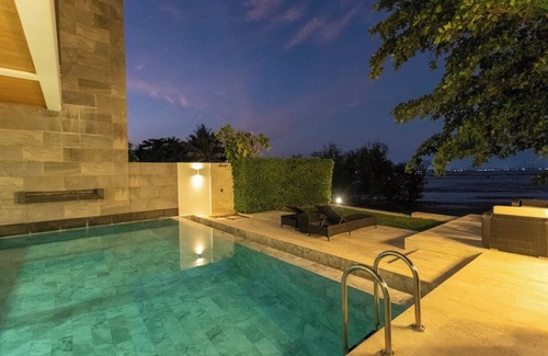 Chalong House | Do You Want Luxury Sea views With Beach Access ?