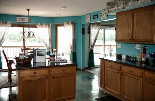 Deerfield House | Doc's Lake House Lakefront