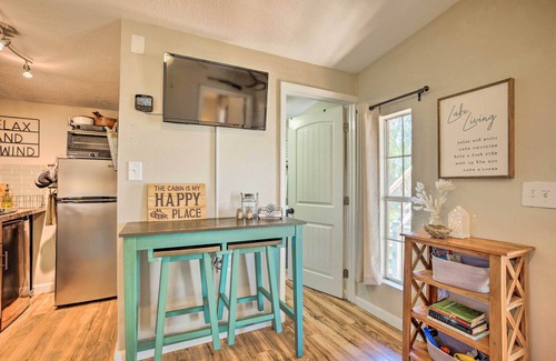 Willis Cabin | Dock Access + Rooftop Deck: Cabin on Lake Conroe