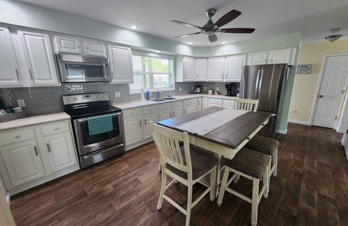 Ashville House | Dock Holiday- Charming King Suite, 2BRM with WiFi, AC in beautiful Ashville
