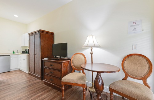 Naples Apartment | Dock, Pool & Tennis Courts: Naples Resort Retreat!