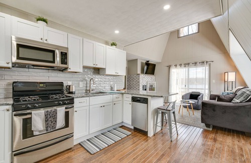 Pocono Summit House | Dock & Sunroom: Waterfront Home Near Kalahari!