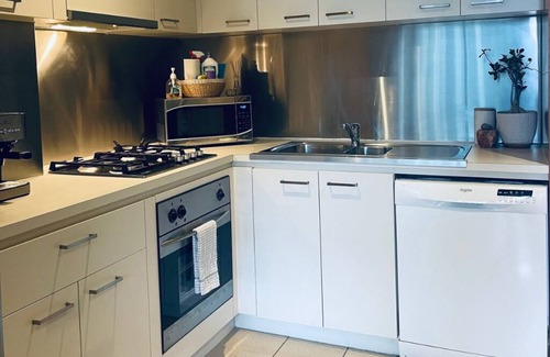 West Melbourne Apartment | Docklands Cosy 1-bedroom apartment with WiFi, Gym, Pool & Garden Terrace.
