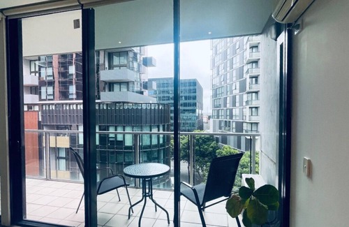 West Melbourne Apartment | Docklands Cosy 1-bedroom apartment with WiFi, Gym, Pool & Garden Terrace.