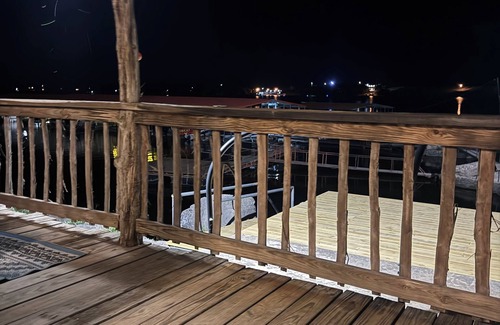 Brownwood Cabin | Dockside Cabin- waterfront, kayaking, fishing, swimming