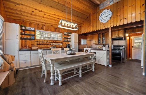 Mi-Wuk Village Cabin | Dodge Ridge Parking Pass~ Pet Friendly ~ Fast WiFi ~ EV Charger & More