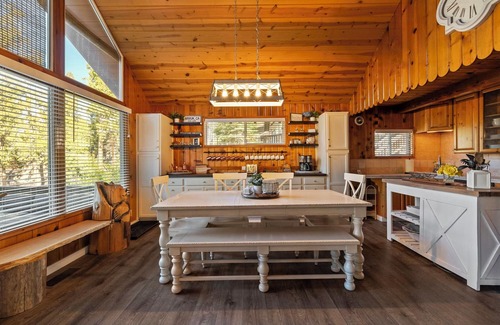 Mi-Wuk Village Cabin | Dodge Ridge Parking Pass~ Pet Friendly ~ Fast WiFi ~ EV Charger & More