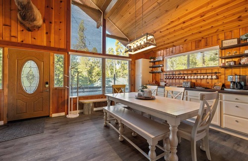 Mi-Wuk Village Cabin | Dodge Ridge Parking Pass~ Pet Friendly ~ Fast WiFi ~ EV Charger & More