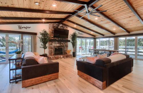 Oakhurst House | Doe Cabin Hot Tub/Playground/Game Room and more