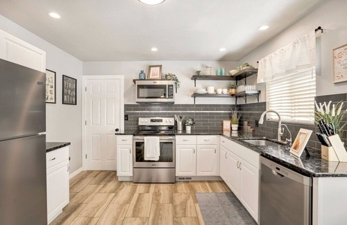 Loveland House | Dog/Cat Friendly ~ Lil' Love Shack ~ Private Yard