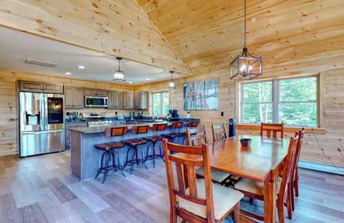 Carrabassett Valley Cabin | Dog-friendly cabin - Built in 2022!