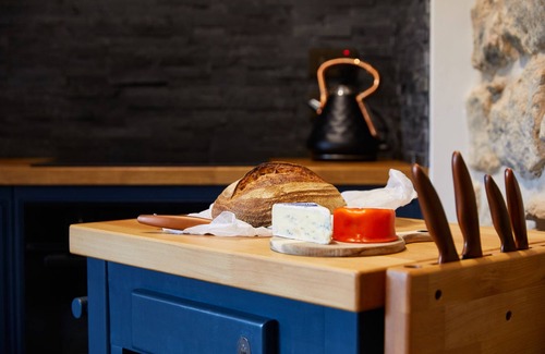Burythorpe Cottage | Dog-Friendly 17th-Century Cottage with Private Hot Tub in Yorkshire
