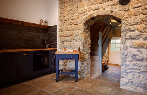 Burythorpe Cottage | Dog-Friendly 17th-Century Cottage with Private Hot Tub in Yorkshire