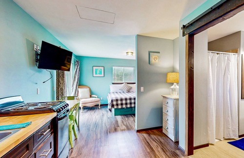 Grayland Apartment | Dog-friendly, 1st-floor studio with hot tub, deck & lovely view, walk to beach