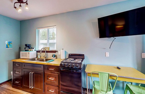Grayland Apartment | Dog-friendly, 1st-floor studio with hot tub, deck & lovely view, walk to beach