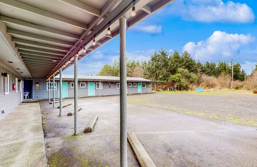 Grayland Apartment | Dog-friendly, 1st-floor studio with hot tub, deck & lovely view, walk to beach