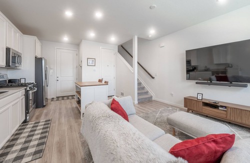 Lakewood House | Dog Friendly 2br home close to Red Rocks & Downtown Denver