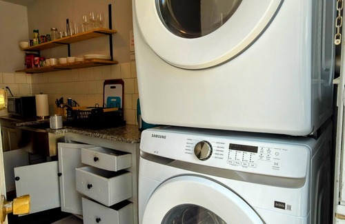 Central Oklahoma City Apartment | Dog-friendly 2BR | $1900/month | Full Kitchen + Laundry