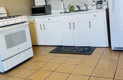 Dupont Apartment | Dog Friendly 3bed/1bath by DIA