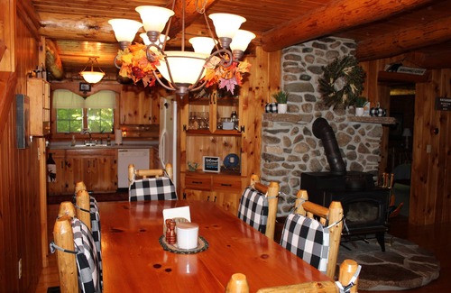 Brownfield Cabin | Dog-Friendly 5 Bedroom Log Cabin with Hot Tub in the Heart of Southern Maine