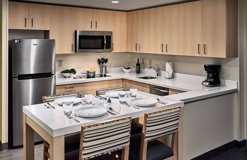Gwinnett Place Hotel | Dog-friendly Accommodation with Private Kitchen! Pool Access, Area Shuttle!