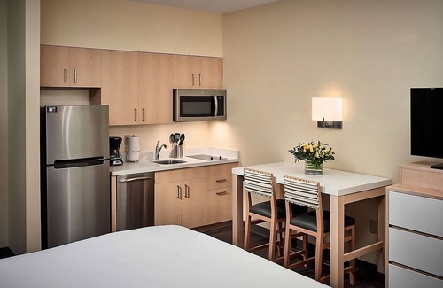 Gwinnett Place Hotel | Dog-friendly Accommodation with Private Kitchen! Pool Access, Area Shuttle!