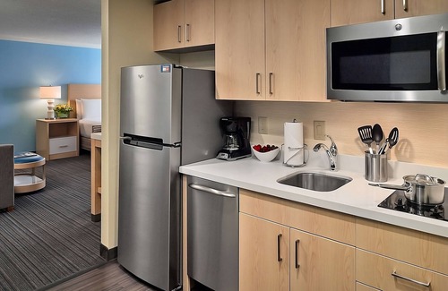 Gwinnett Place Hotel | Dog-friendly Accommodation with Private Kitchen! Pool Access, Area Shuttle!