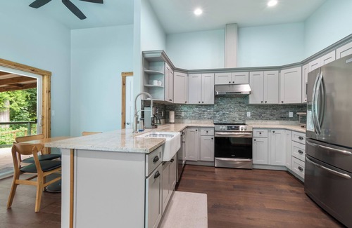 Mirrormont House | Dog Friendly Acreage in Issaquah's Mirrormont Neighborhood with Hiking Access