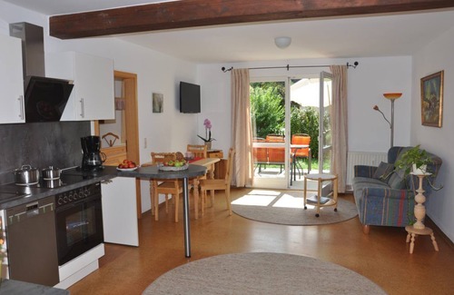Bad Windsheim Apartment | Dog-friendly and barrier-free bright vacation apartment with garden