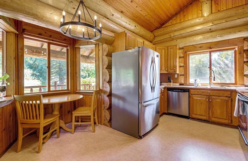 Arlington Heights Cabin | Dog-Friendly Arlington Cabin w/Private Hot Tub!