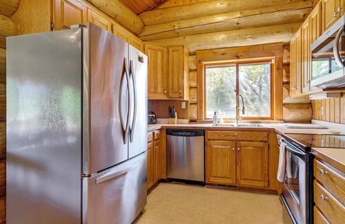 Arlington Heights Cabin | Dog-Friendly Arlington Cabin w/Private Hot Tub!
