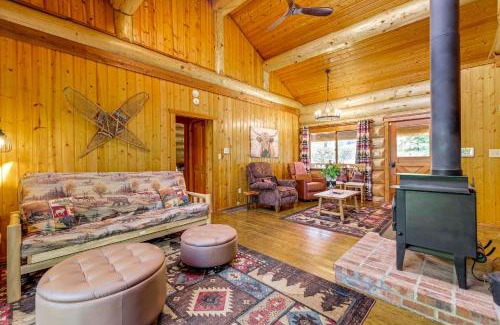 Arlington Heights House | Dog-Friendly Arlington Cabin with Private Hot Tub!