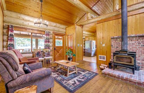 Arlington Heights House | Dog-Friendly Arlington Cabin with Private Hot Tub!