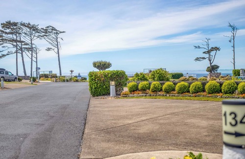 Agate Beach RV Rental | Dog Friendly, Available with 50AMP, 30AMP, Water and Sewer hook up's, WiFi