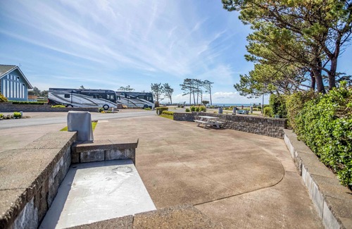 Agate Beach RV Rental | Dog Friendly, Available with 50AMP, 30AMP, Water and Sewer hook up's, WiFi