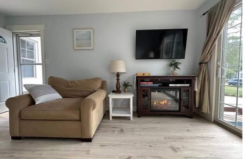 South Haven House | Dog Friendly Beach Cottage within a mile of town & 7 Lake Michigan beaches