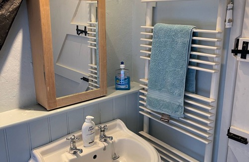 Netheravon Cottage | Dog Friendly beautiful thatched cottage in tranquil settings near Stonehenge.