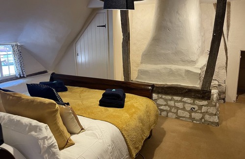 Netheravon Cottage | Dog Friendly beautiful thatched cottage in tranquil settings near Stonehenge.