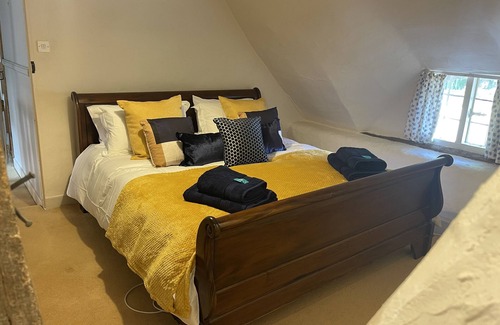 Netheravon Cottage | Dog Friendly beautiful thatched cottage in tranquil settings near Stonehenge.