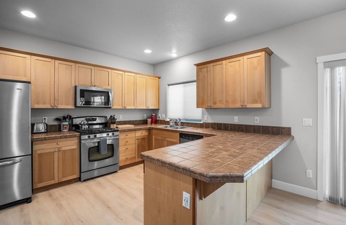 Old Farm District House | Dog Friendly ~ Bonus Room ~ Fireplace ~ BBQ ~ Fenced Yard ~ Close to Park!