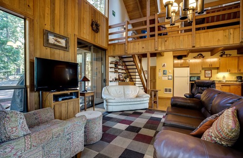 Black Butte Ranch Cabin | Dog-friendly cabin with deck, mountain views, pools, & hot tubs