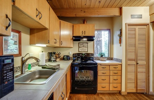 Black Butte Ranch Cabin | Dog-friendly cabin with deck, mountain views, pools, & hot tubs