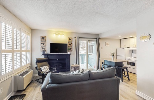 Craigleith Apartment | Dog-friendly condo w/shared pool & tennis - walk to slopes
