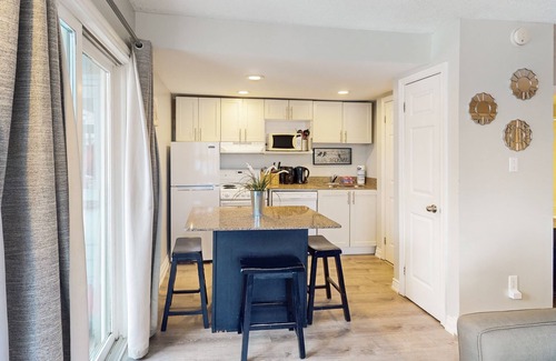 Craigleith Apartment | Dog-friendly condo w/shared pool & tennis - walk to slopes