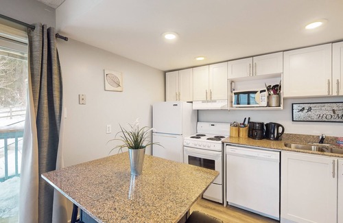 Craigleith Apartment | Dog-friendly condo w/shared pool & tennis - walk to slopes